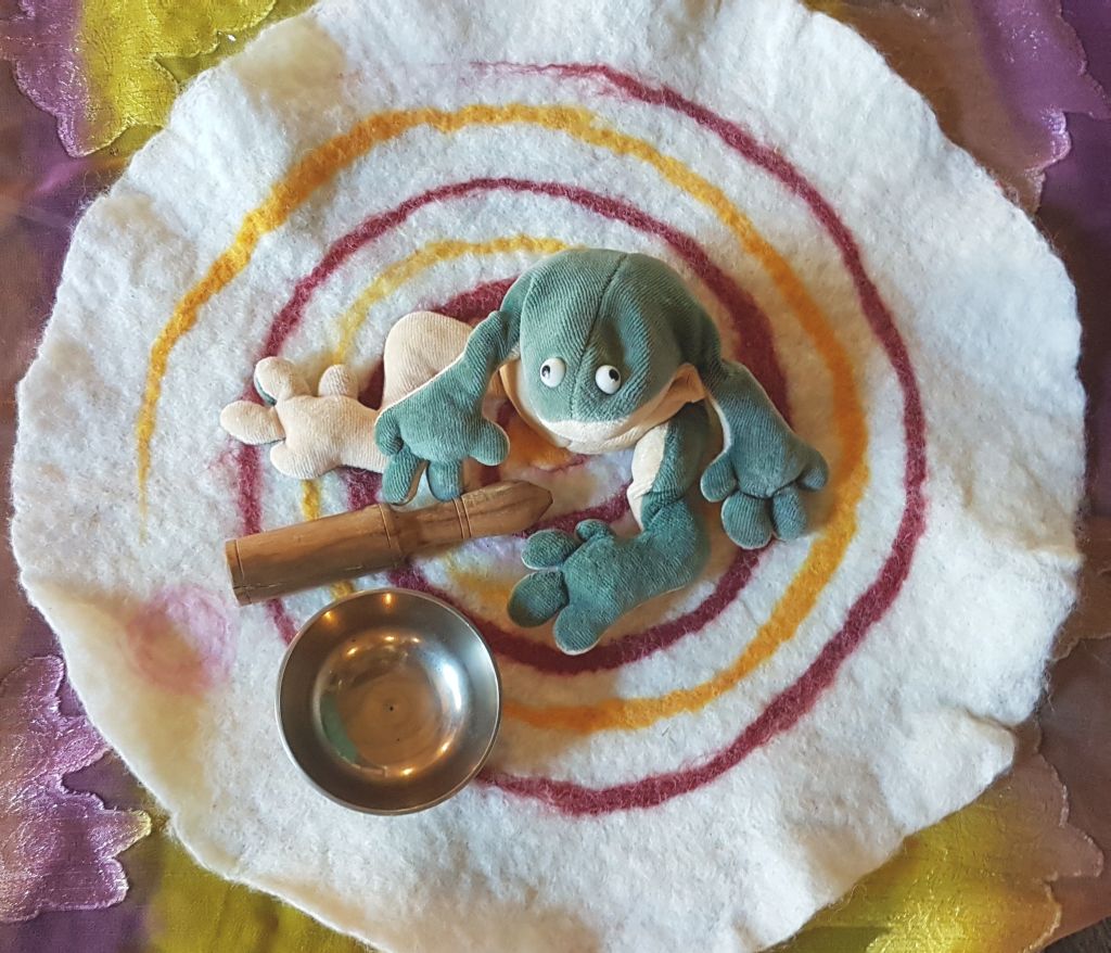 Holon mit Klangschale